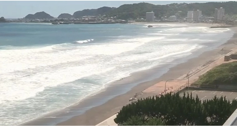 Japan: Tsunami bi se mogao poklopiti s plimom. Ne napuštajte skloništa